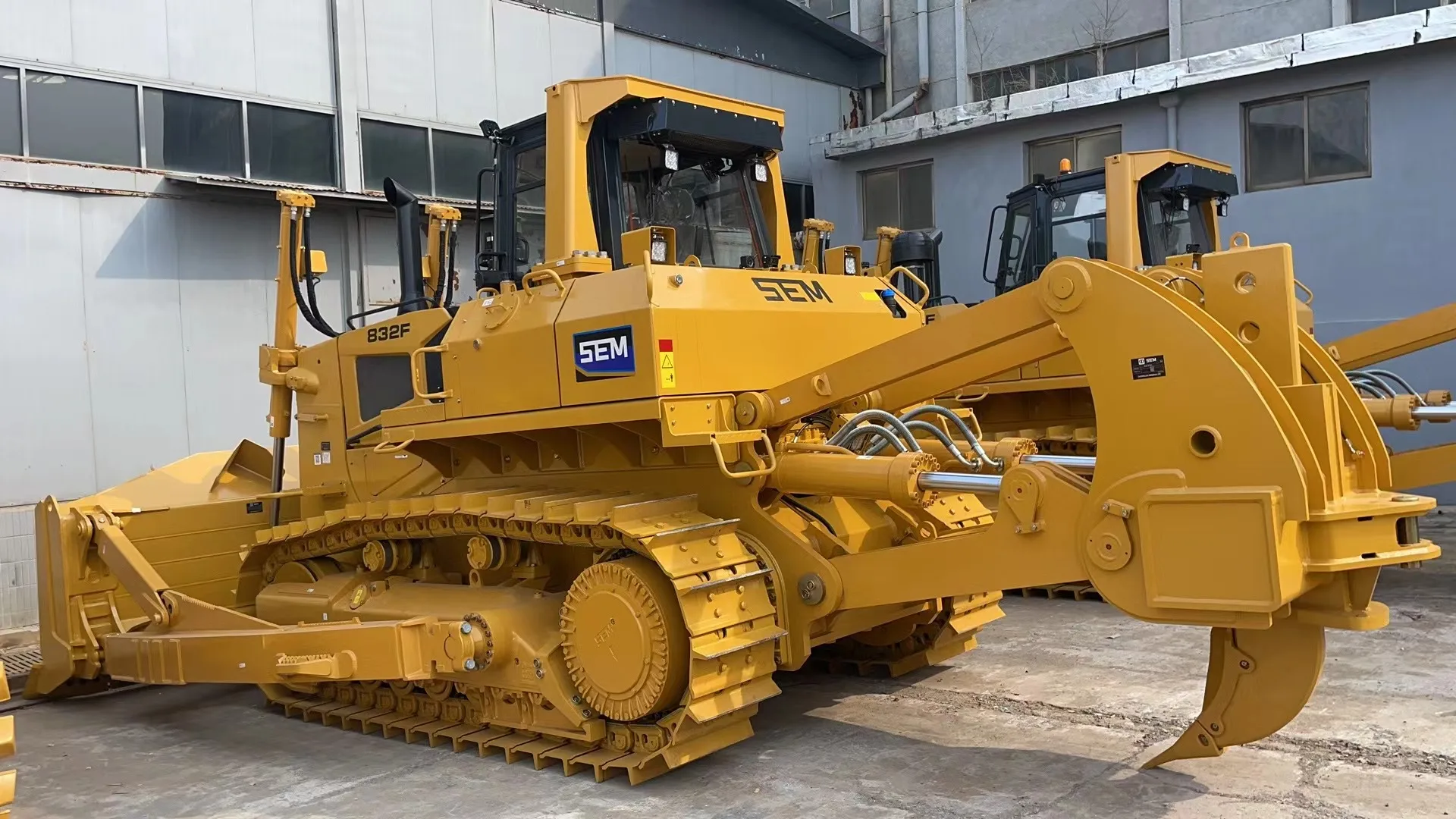 Мощный бульдозер мощностью 320HP гусеничный Sem832f для строительства шахтерской плотины по заводской цене