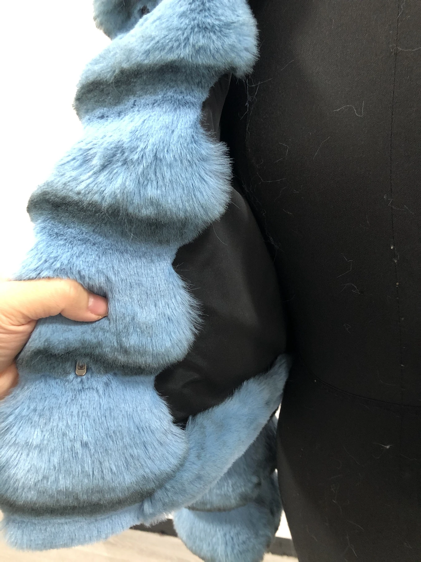 Winter products 2024 Ladies Custom Labels and Design Winter Cloths for Girls Winter Coats Blue Short Cheap synthetic fur coat