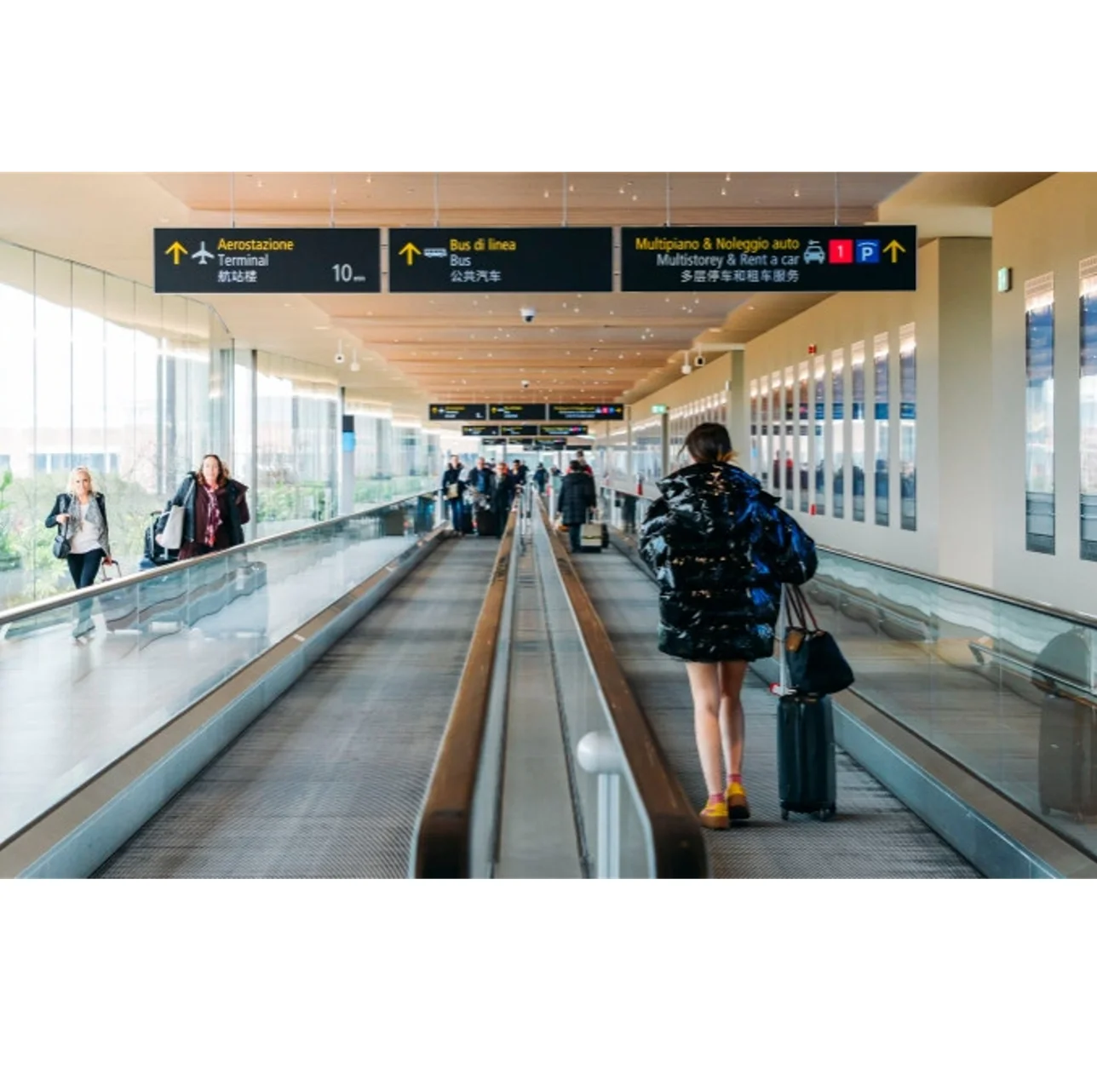 11 Degree Airport Escalator Walkway VVVF Controlled Aluminum Alloy Moving Sidewalks