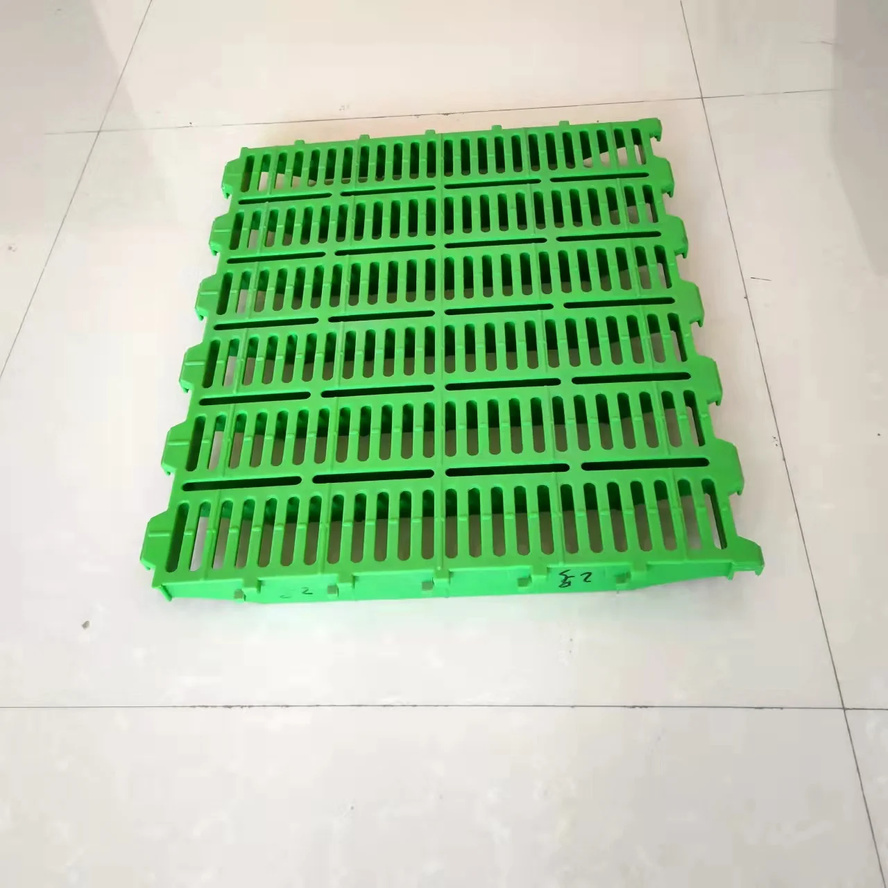 Factory Wholesale Durable Pig Farm Equipment Plastic Slat Slot Poultry Livestock Equipment  slatted floor for poultry