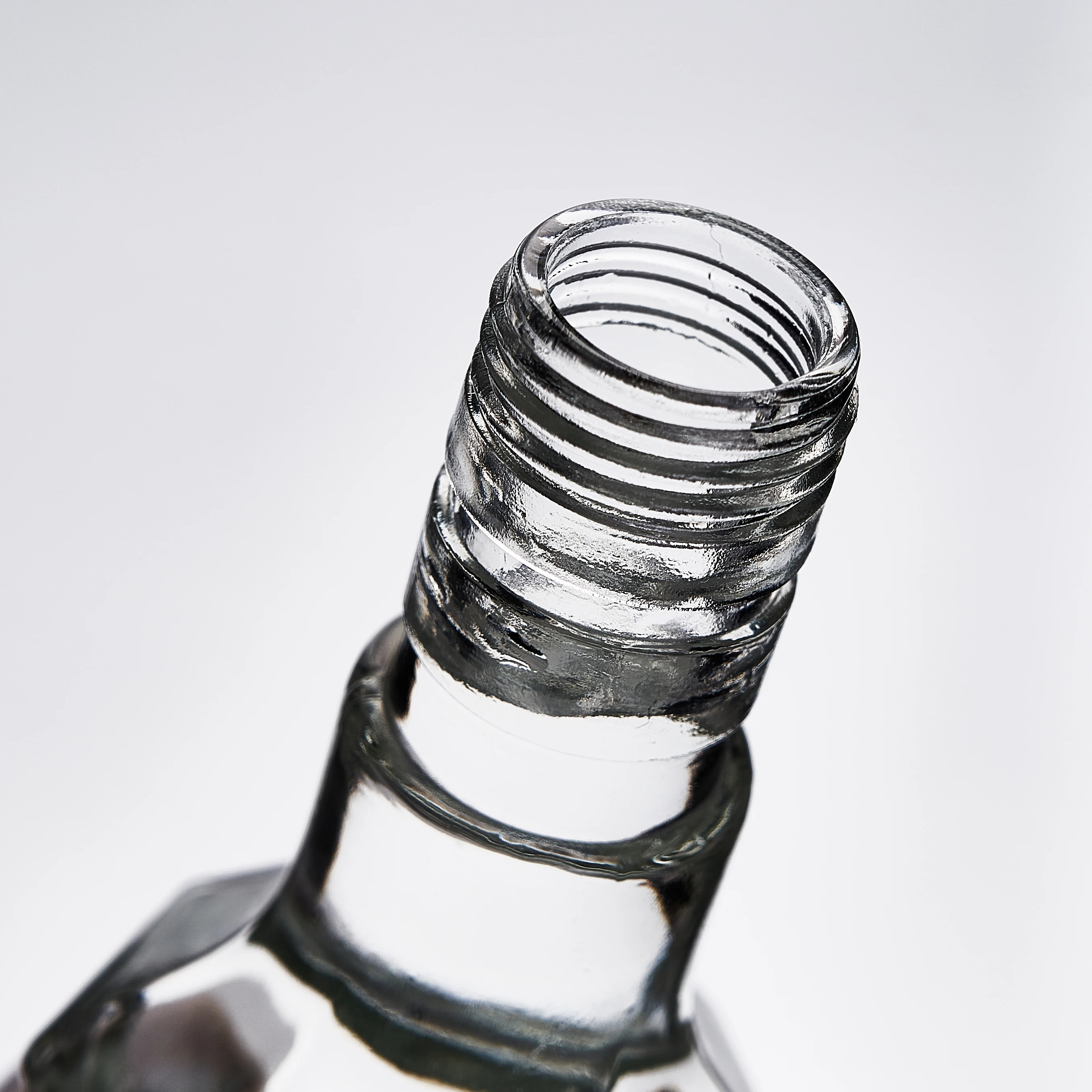 New 520ml unique personality transparent glass bottle custom whisky red and white wine glass bottle with bottle cap