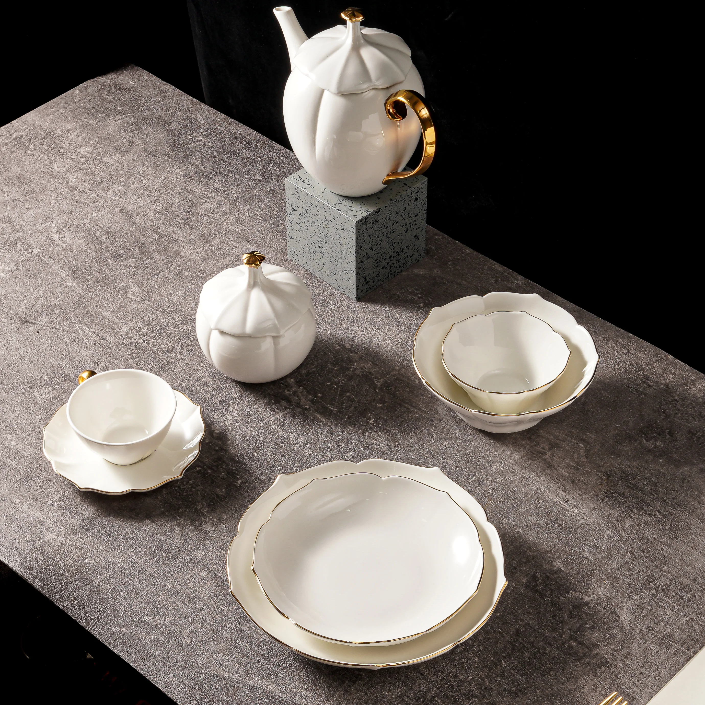 Weiye gold rim banquet dinnerware set western luxury royal Irregular shape wedding ceramic tableware