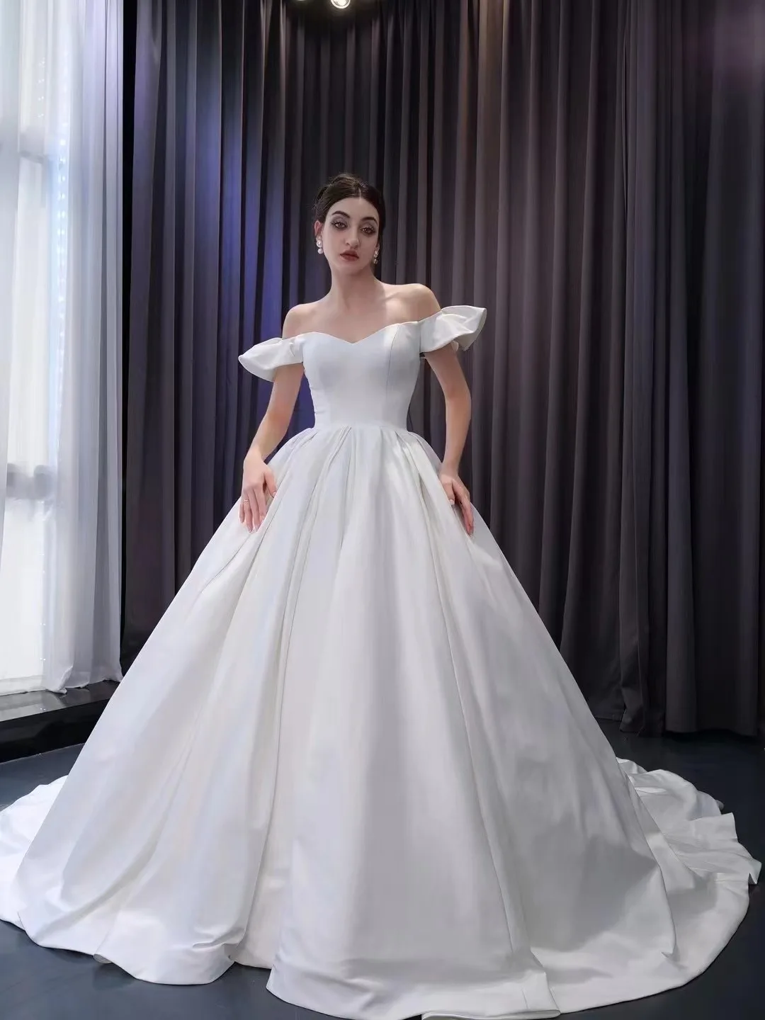 Feishiluo New Simpler Soft Satin Outdoor Bridal  Ballgown Sexy Off-Shoulder Ivory Wedding Dresses Gowns Long Train Bride Dresses