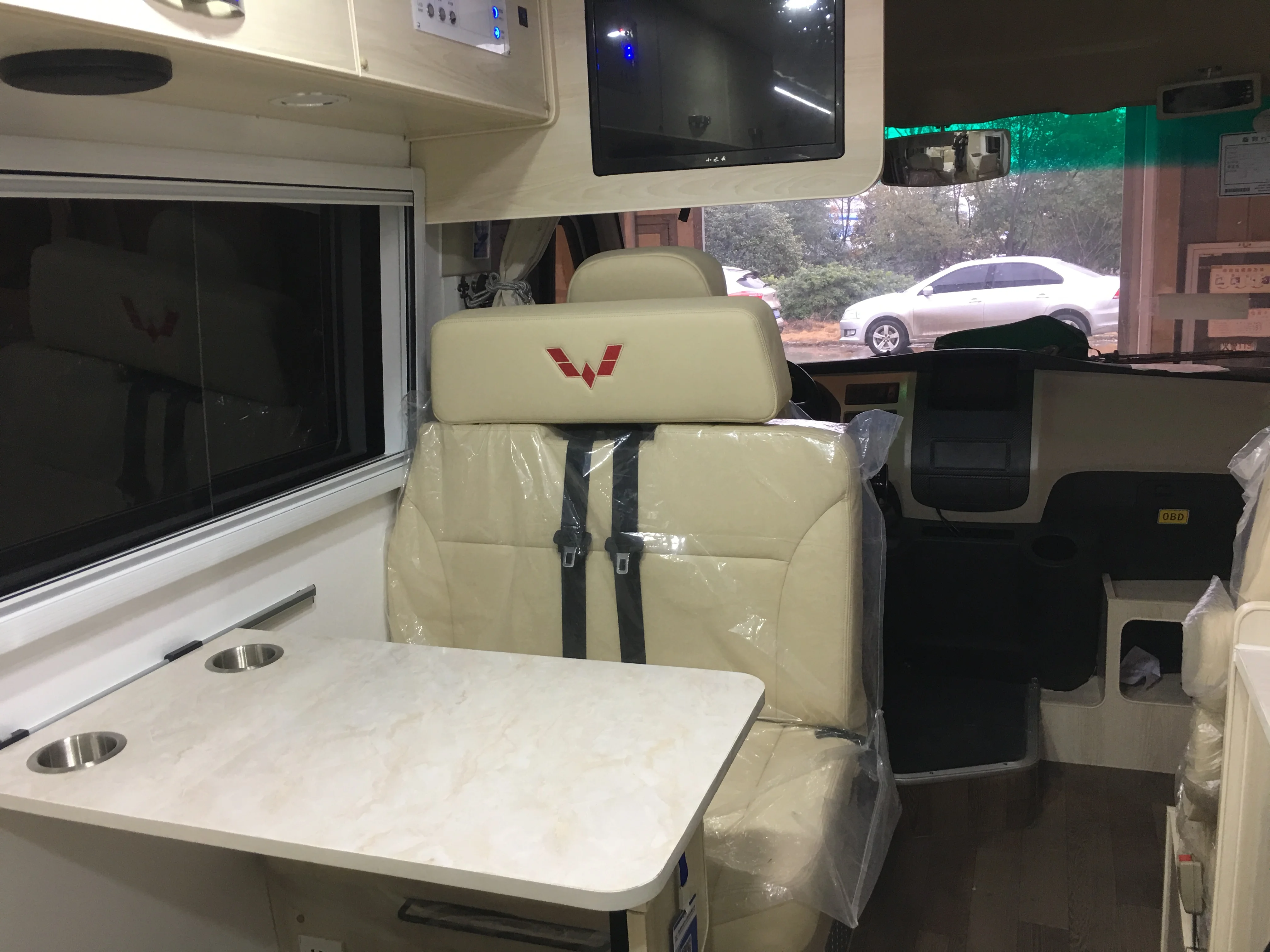 WULING Camper Home Motorhome RV Caravan Travel Trailer with Washroom Beds Sofas Table Air Container Refrigerator Cooking Kit