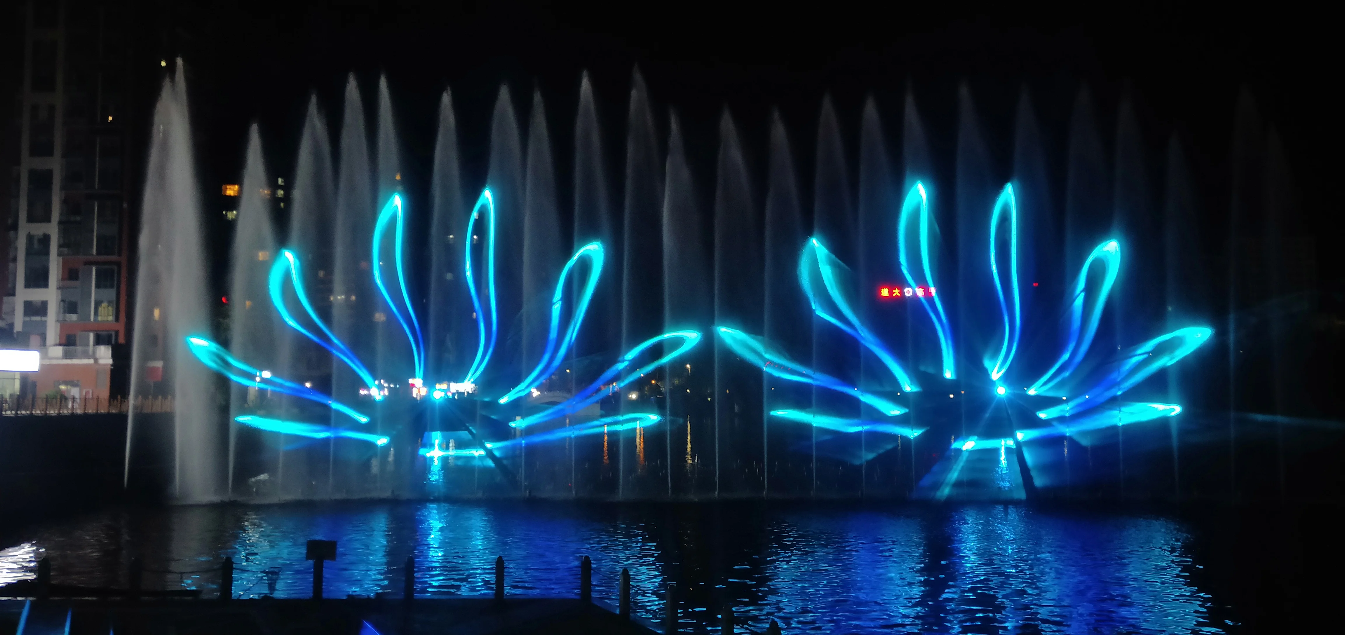 The laser show is combined with a musical fountain,Laser design