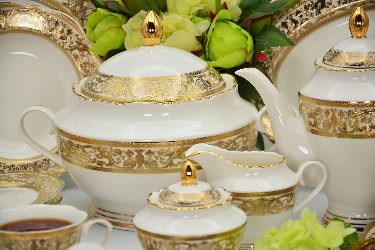 Super September luxury style gold decoration beautiful pattern dinner set Dubai Wedding ecofriendly products