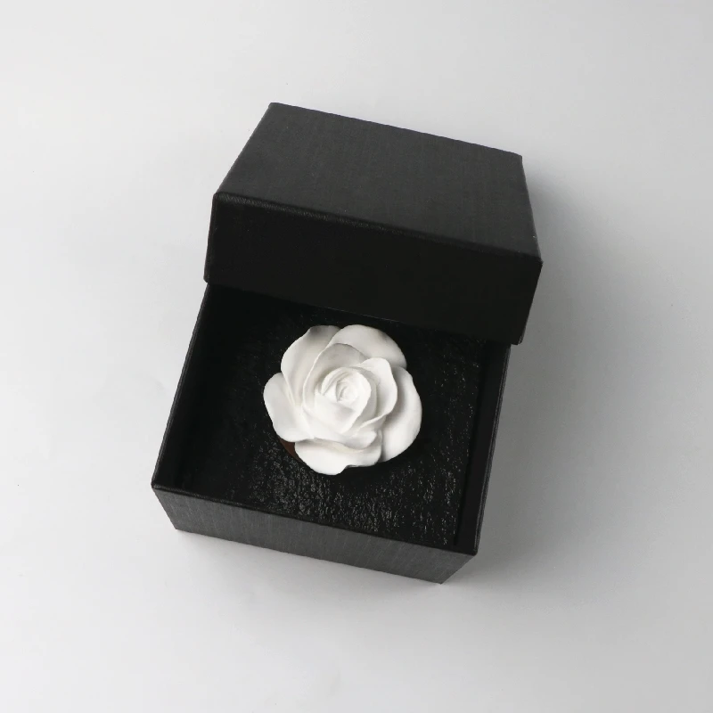 Wholesale Customized Car Air Freshener Home Scented Wood Base Ceramic Plaster Flower Aroma Porcelain Essential Oil Diffuser