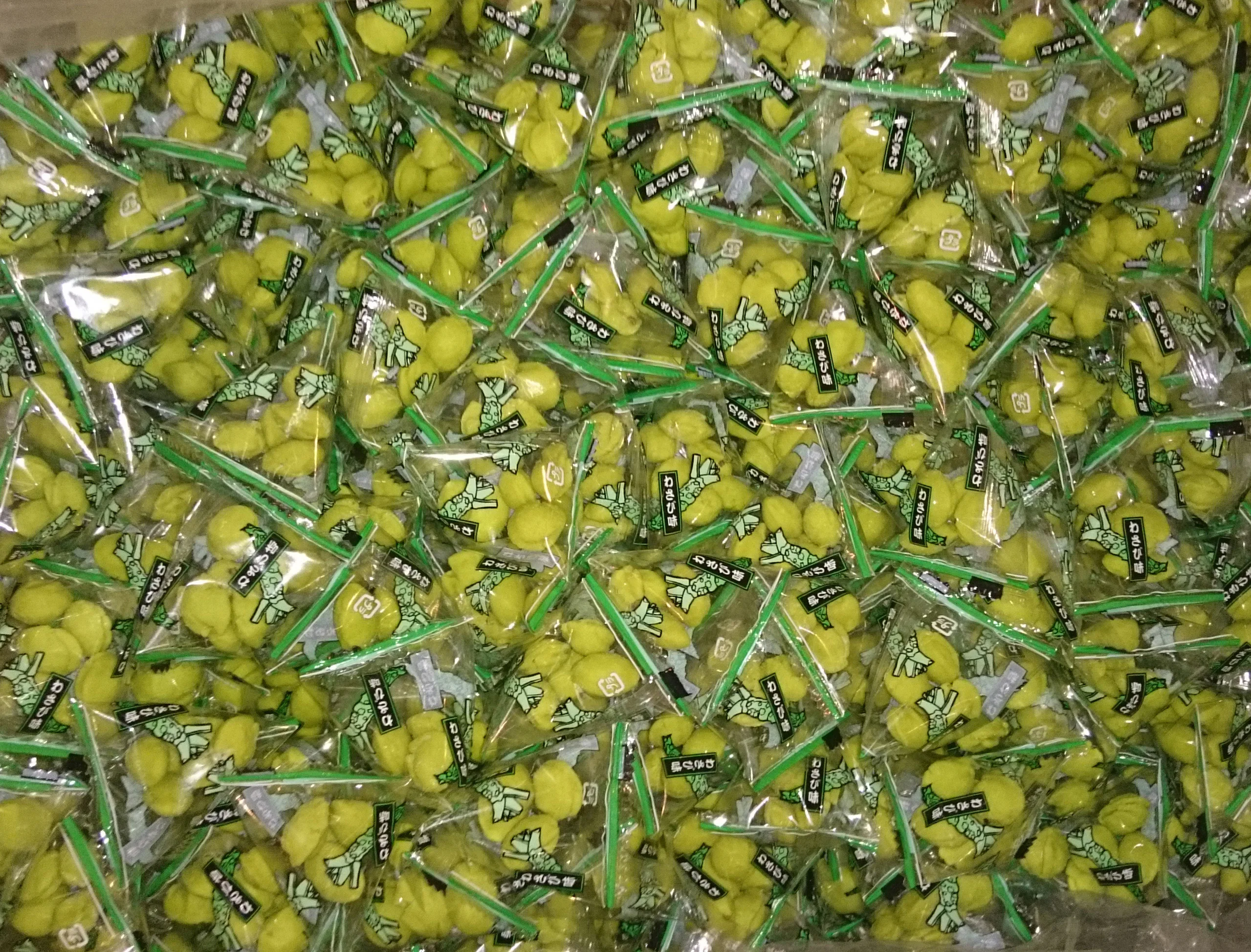 Popular bulk pistachios snack  mixed with Japanese wasabi wholesale