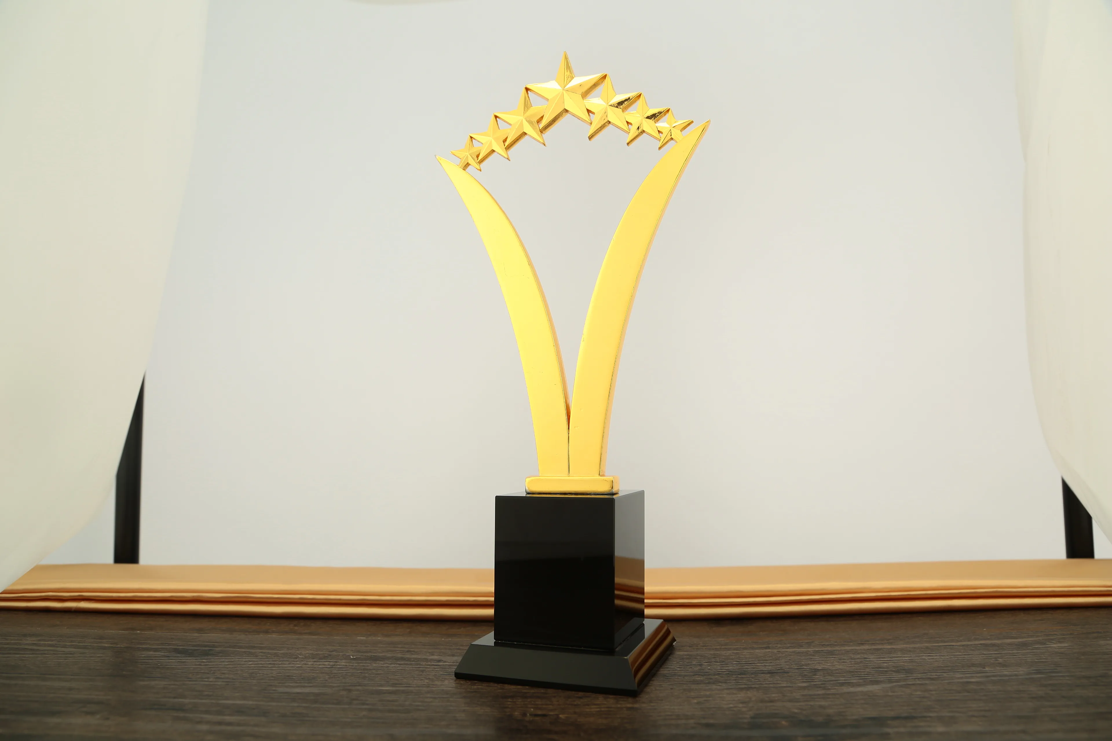 Custom metal gold-plated trophy with crystal earth world competition trophy Oscar trophy souvenir Golden Globe Award