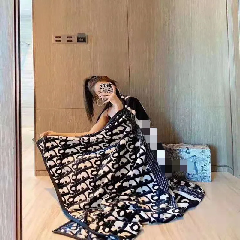 Fashion Flannel Blanket Custom Letter Printing Quilt Warm Designer Blanket