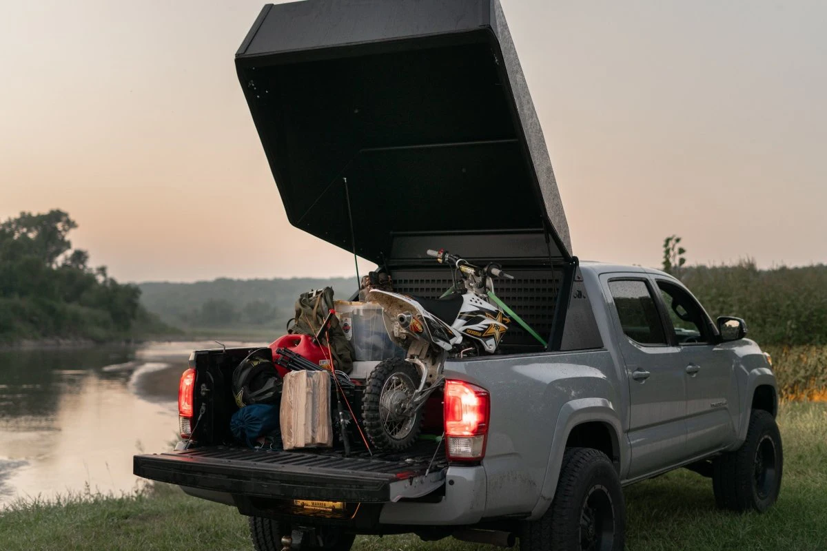 Heavy-Duty Aluminum Pick-up Bed Cover Secure Storage Solution for Adventure Gear and Off-Road Use with Locking Function
