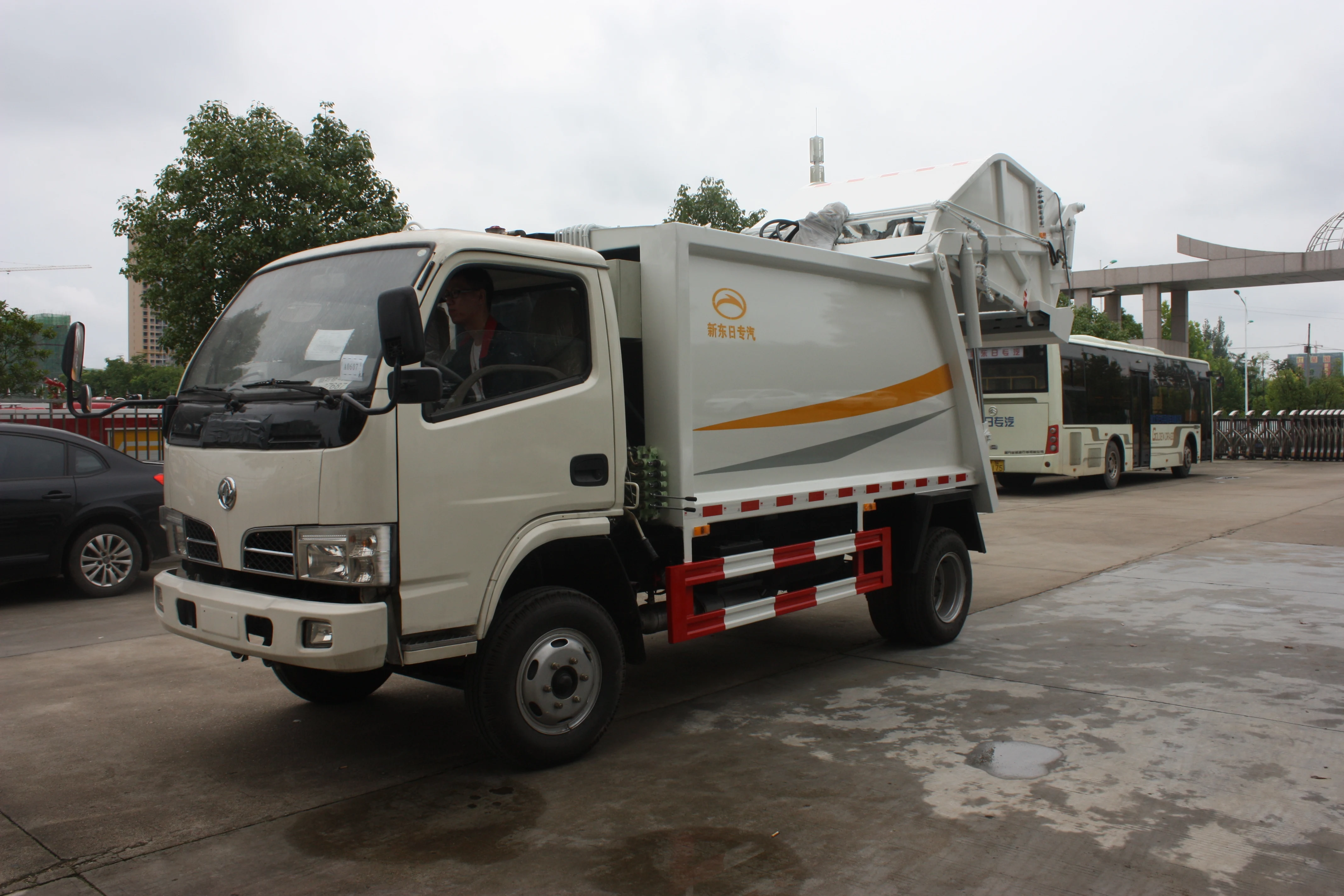 dongfeng whole hermetical garbage transport truck for sale