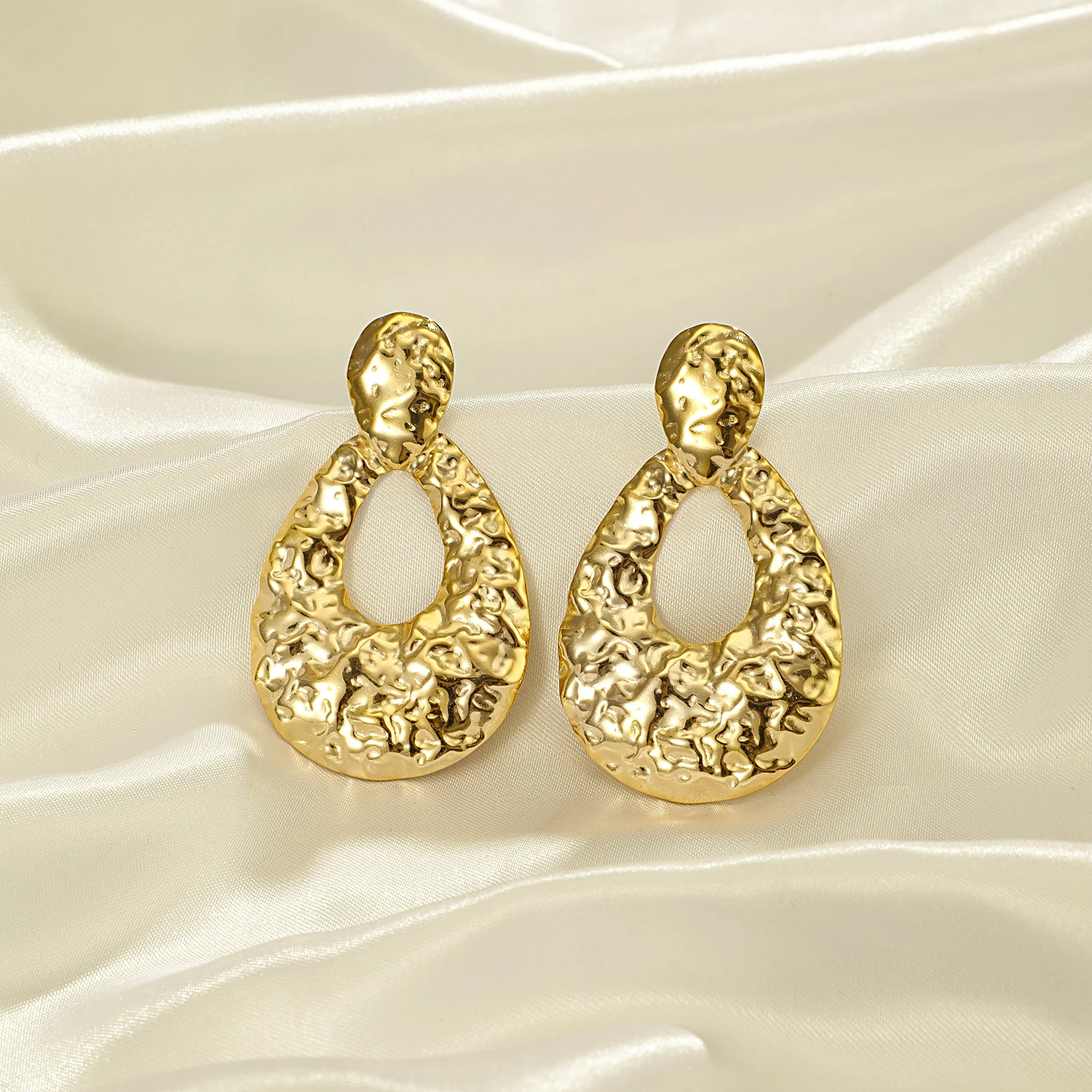 Французские серьги-гвоздики с геометрической текстурой