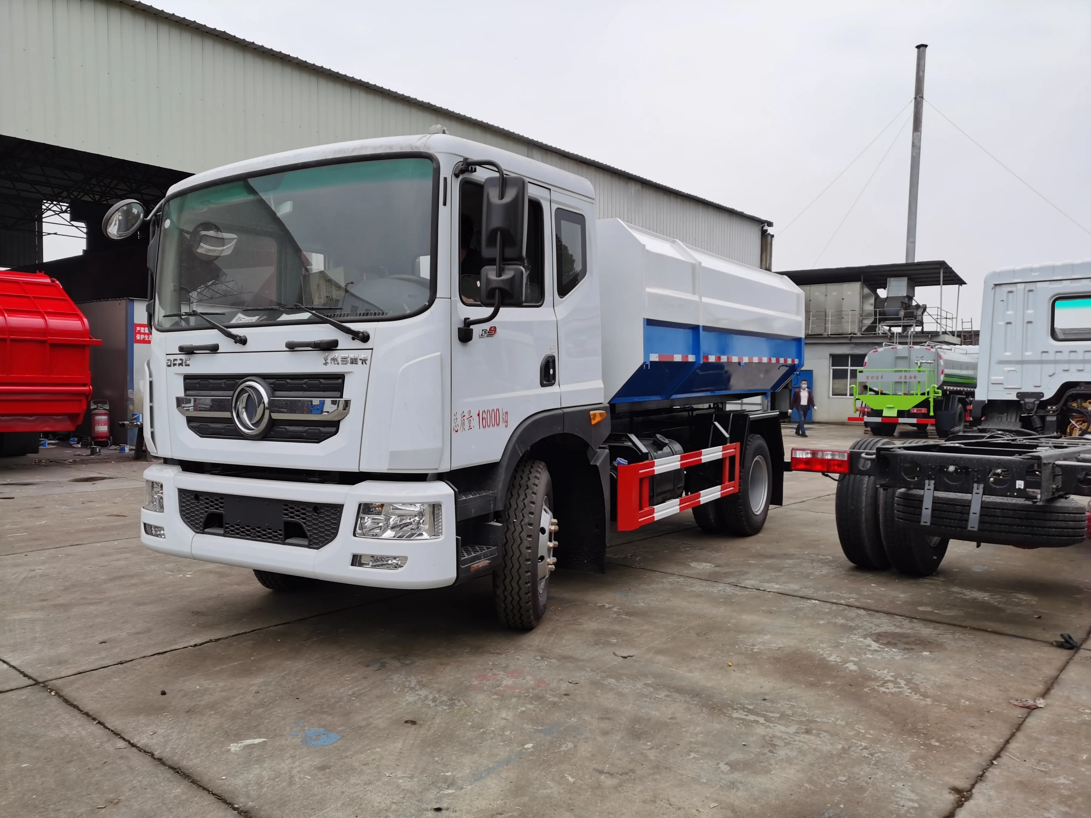 Dongfeng 12 кубических метров боковой подвесной ковш мусоровоз гидравлический мусороподъемник погрузчик Мусоровоз новый грузовик