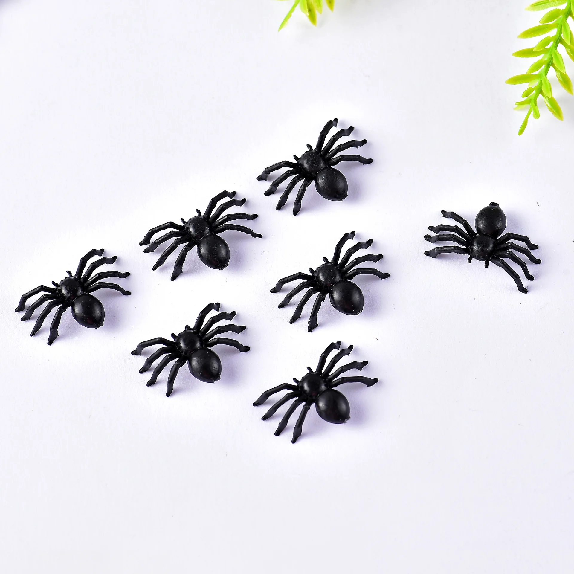 20/50/100 Halloween Luminous Spider Plastic Glow In The Dark Spider Tricky Toy Halloween Decoration For Home Haunted House Props