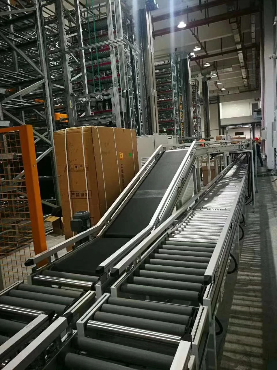 Hot sale conveyor system with roller conveyor and belt conveyor for pharmacy garments books picking and distribution