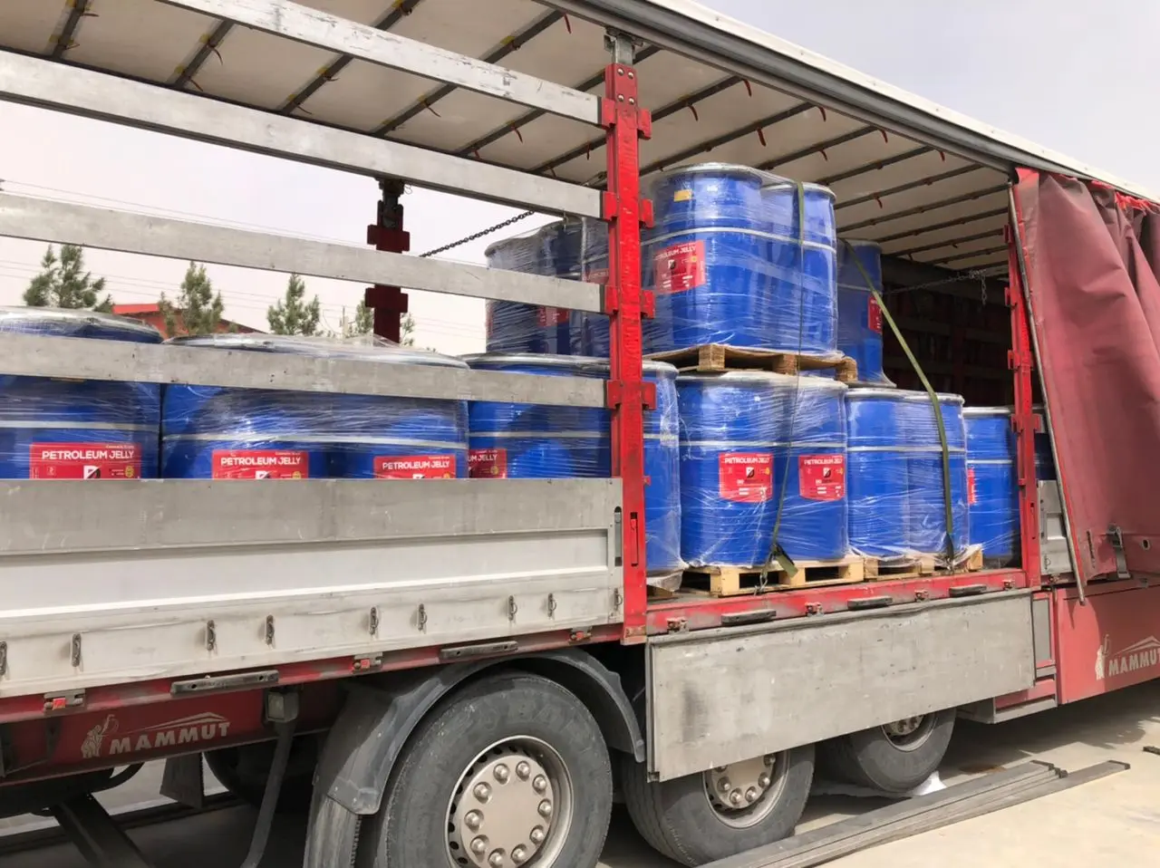 Effective For Dry Place Best SellingHigh Purity Petrolatum WHITE PETROLEUM JELLY 175 KG IRON & PE DRUM