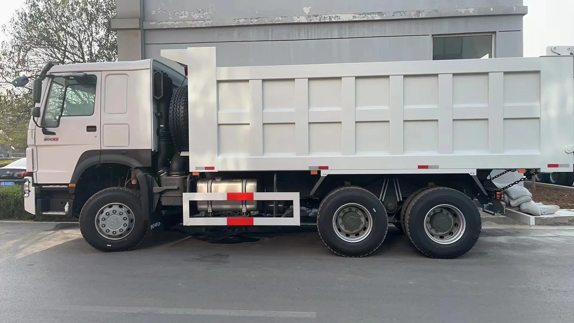 SINOTRUK HOWO Dump Truck China Famous Brand 380 HP 6*4 10 Wheeler LHD RHD Euro 2 New Dump Tipper Truck For Sale In Chad