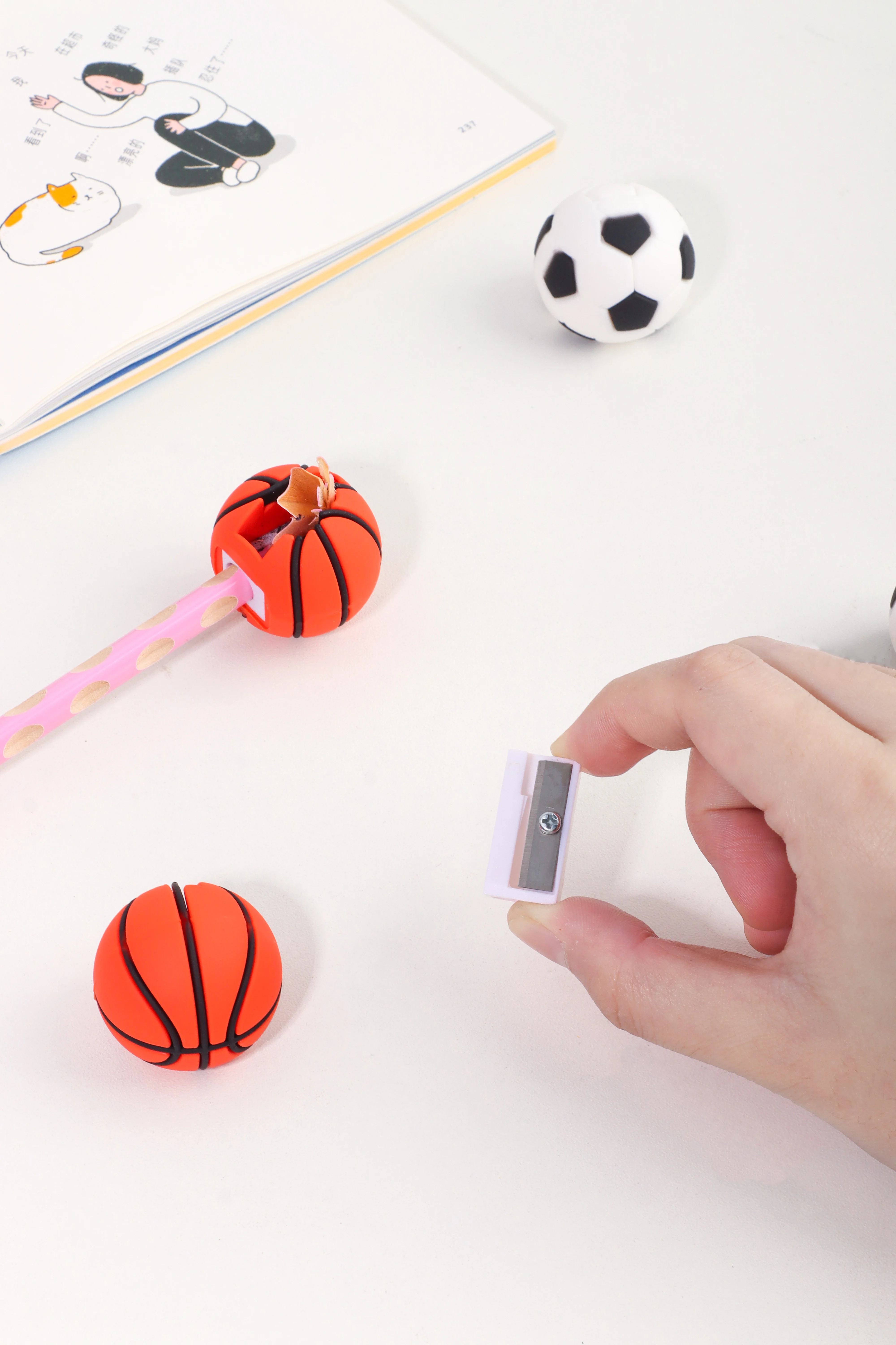 Cartoon cute  shaped rubber creative student portable PET box 3D pencil sharpener papeleria kawaii exercise plan