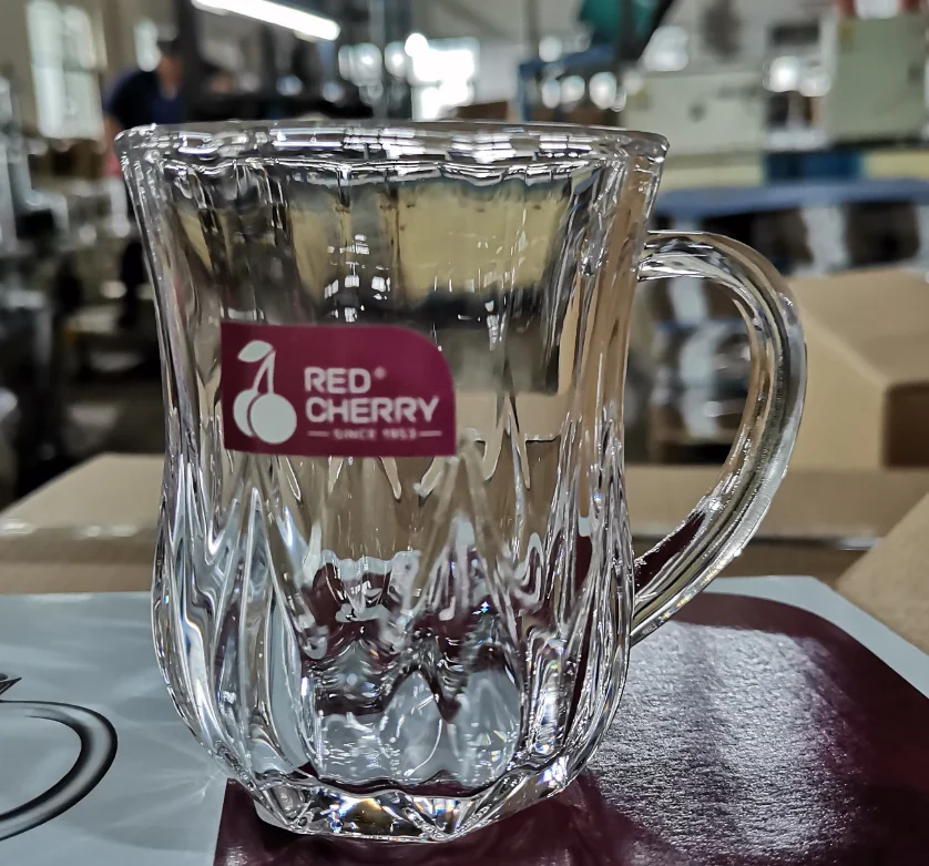 Производитель Red Cherry 235 мл оптовая продажа с ручкой прозрачная Бытовая чашка для воды сока чая стеклянные кружки пива