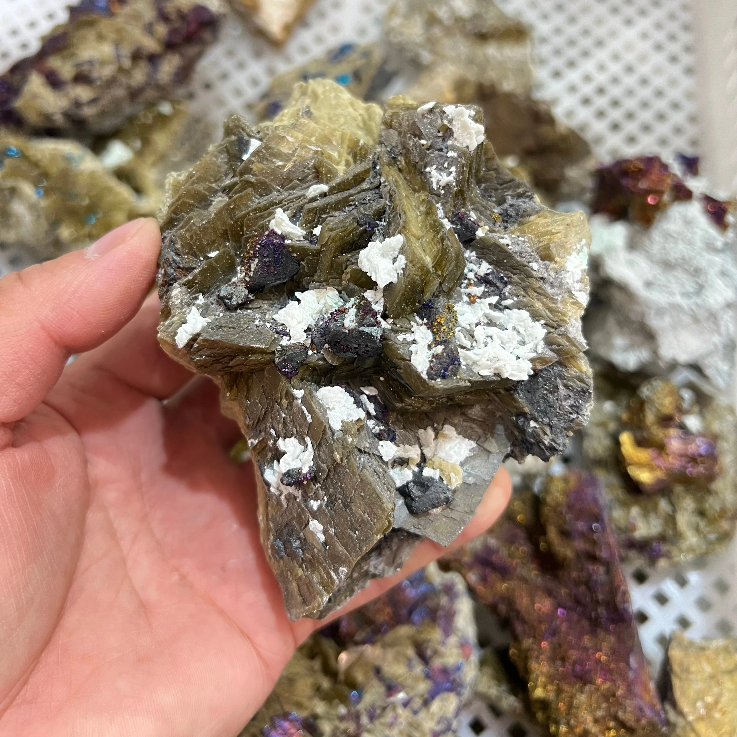 Wholesale Natural Mineral Specimen gold mica with dolomite rocks healing raw siderite for fengshui