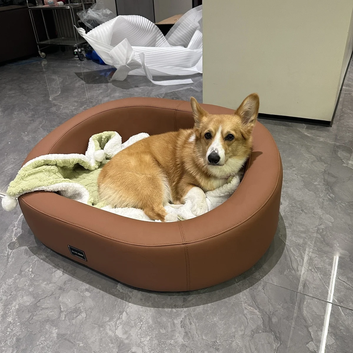 Kinghon Indoor Luxury Small Puppy Medium Large Dog Cat Bed Wooden Top Quality Customized Leather Anti-grappling Human Pet Sofa