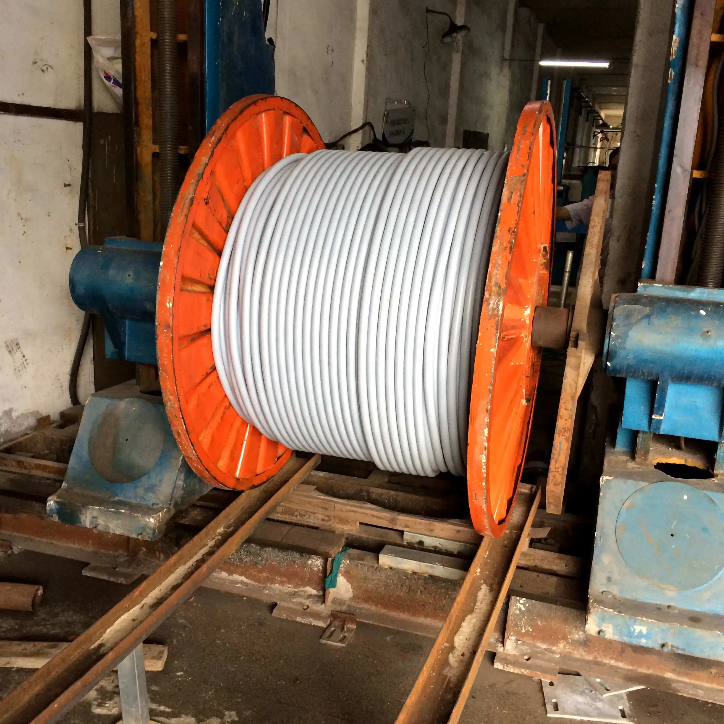 28 мм 18x7 + IWRC API 9A проволочная веревка для нефтяного поля с невращающимся белым покрытием из АБС