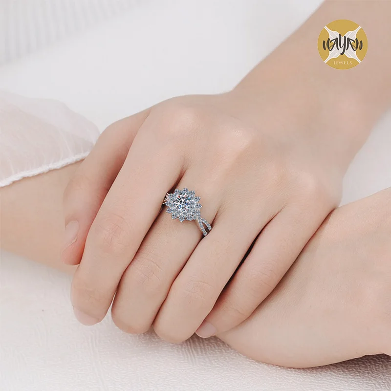 Luxury PT950 Plated 925 Sterling Silver Ring Latest Design Ladies Rings D VVS1 Moissanite Diamond Center Stone Halo Silver Ring