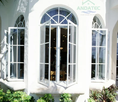 Изготовленное на заказ алюминиевое створчатое окно со встроенным экраном от насекомых и ударостойким стеклом