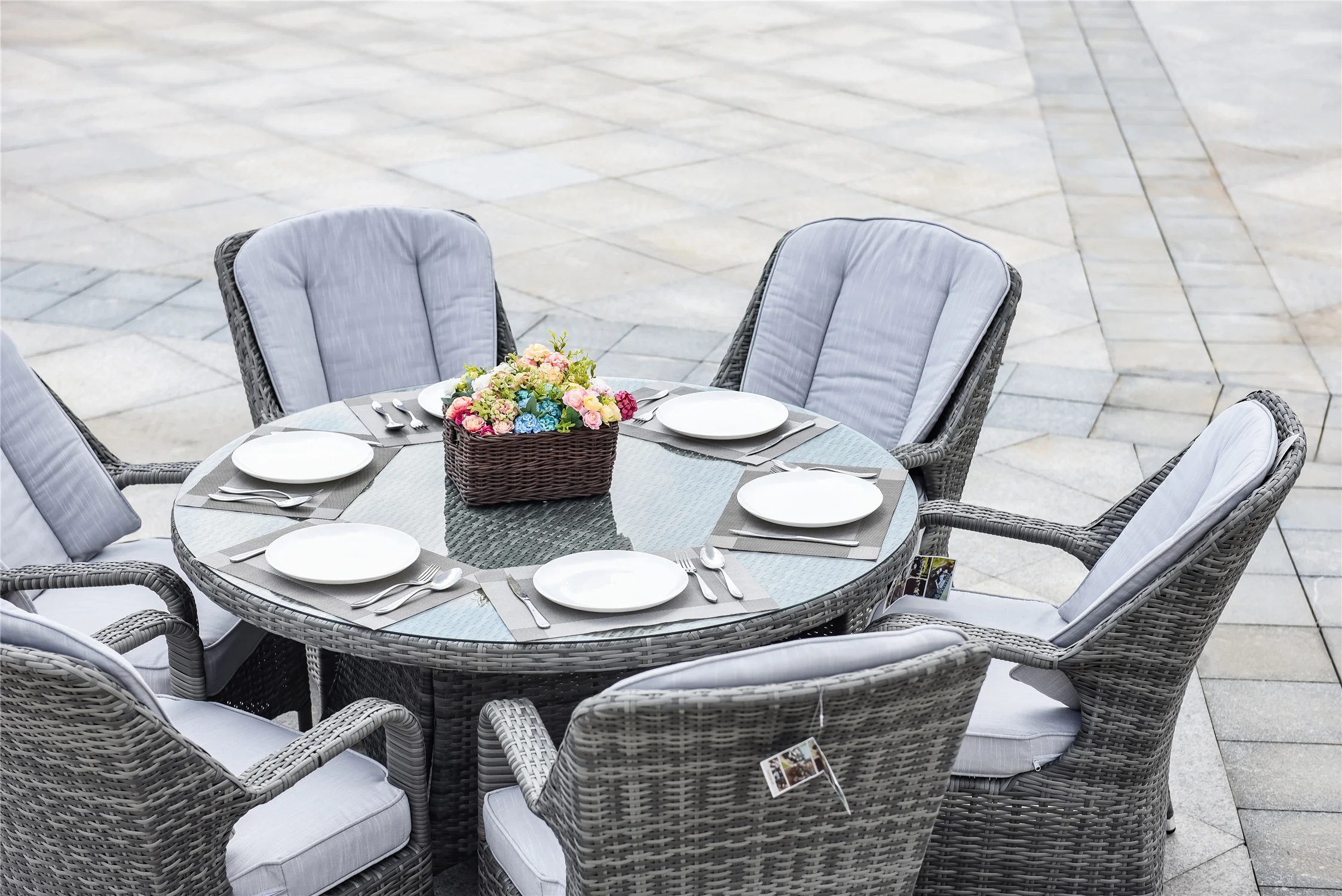 Economic and Practical Round Six-seater comfortable Patio Rattan set in the garden