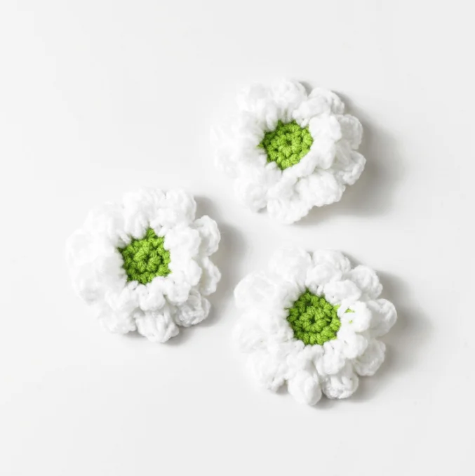 Wholesale custom woolen knitted daisy flowers crafts new design handmade crochet artificial daisy home decoration