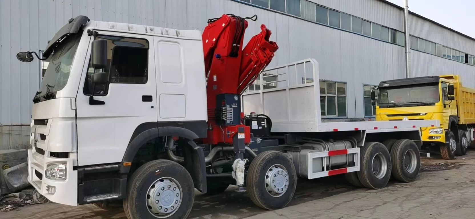 Sinotruk Howo Flatbed Truck with Hydraulic Crane Factory Direct Diesel Manual Transmission Used Condition