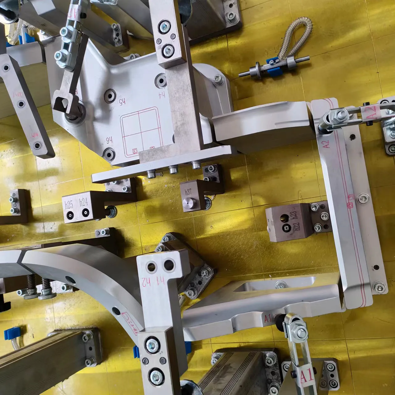 Checking Fixture For Testing Automobile Rear Wall Connecting Plate Assembly