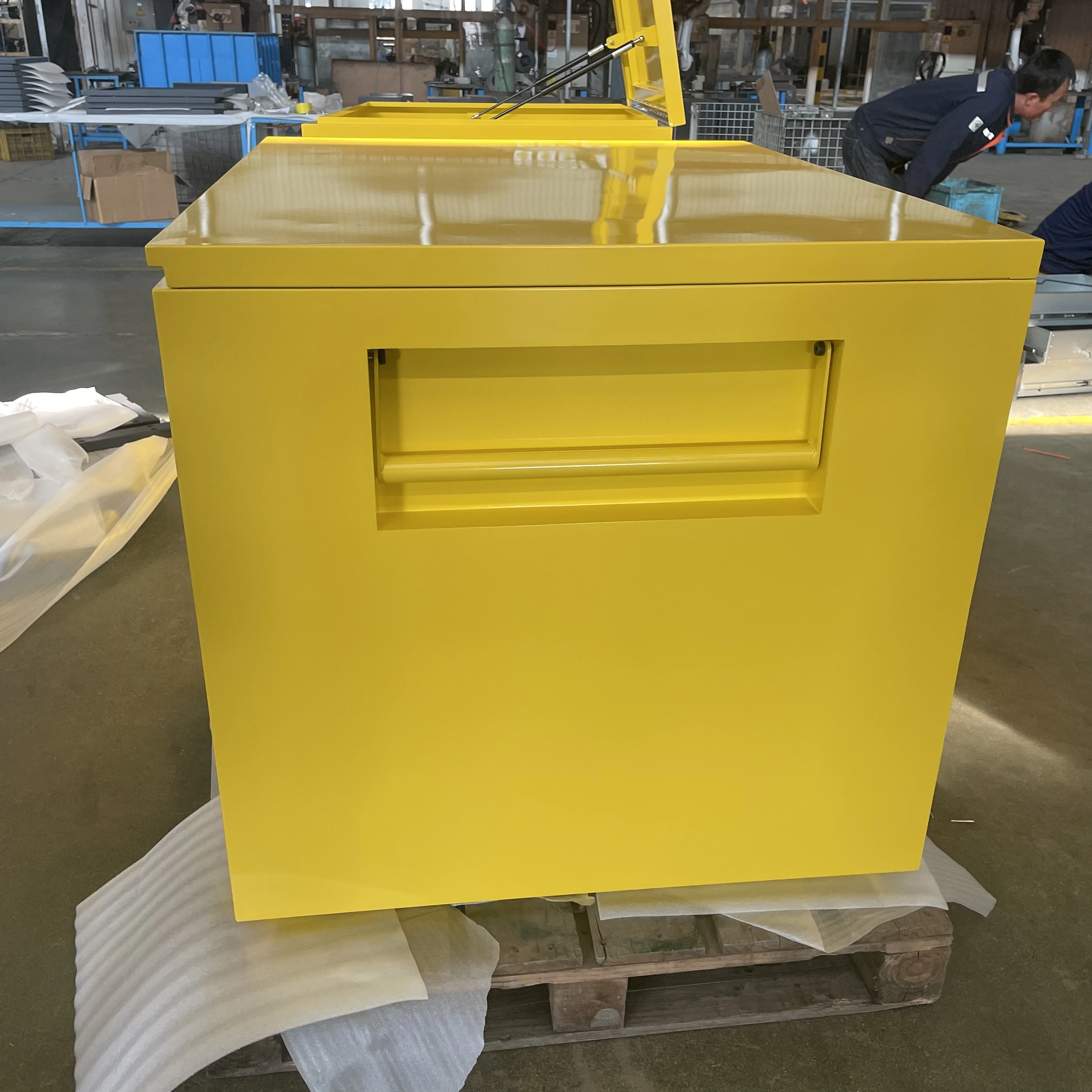 Heavy duty steel cold rolled steel job site tool box