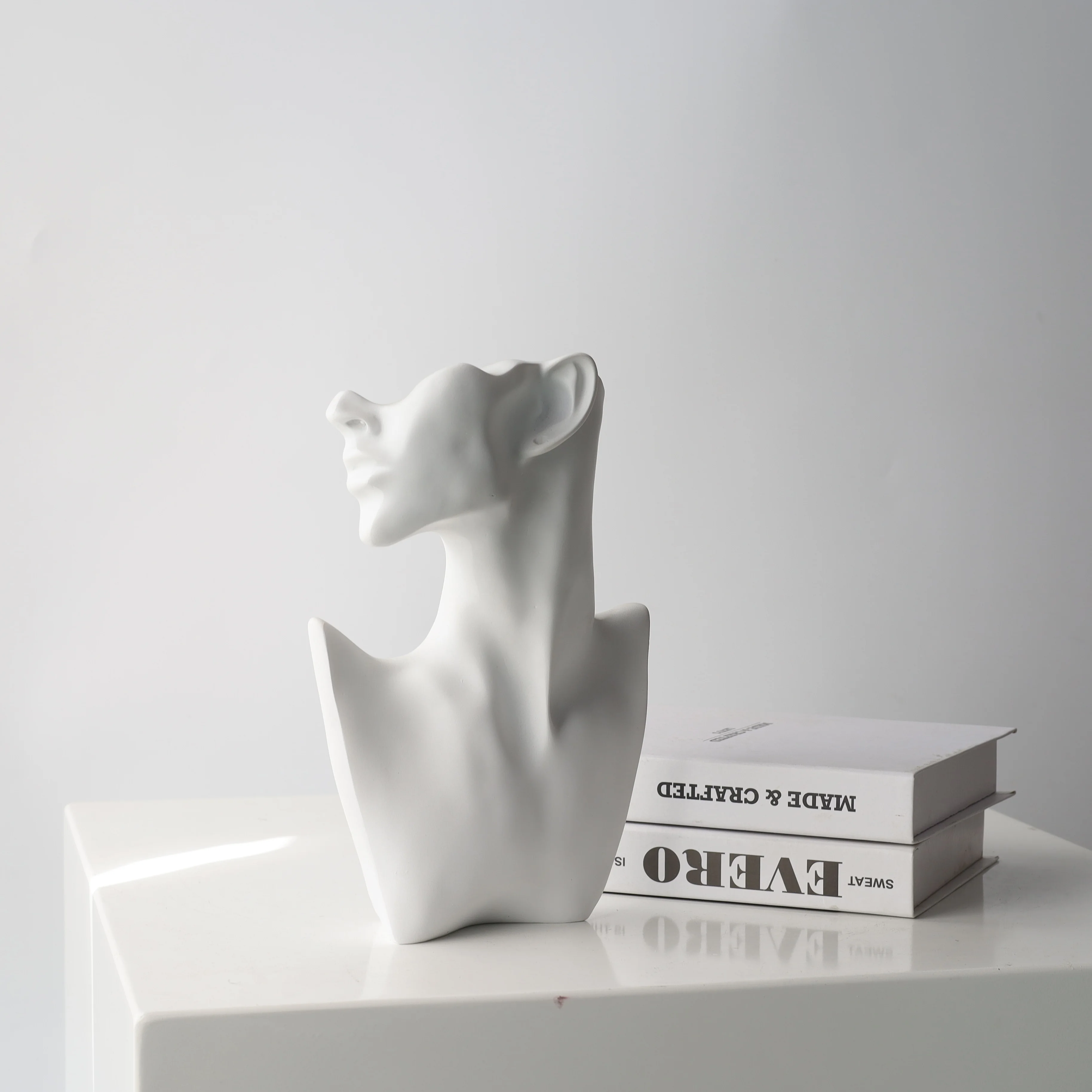 resin crafts Abstract Female sculpture mannequin head with shoulders necklace and earring jewelry display stand