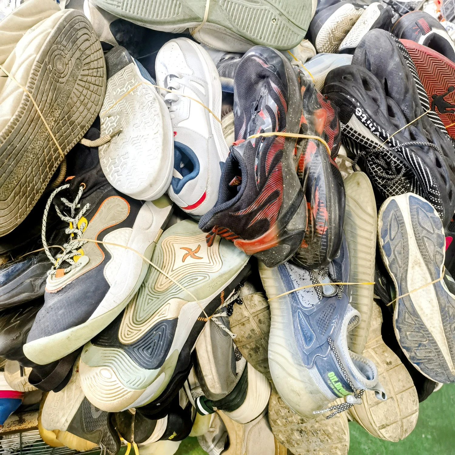 Clearance Price Inventory Branded Used Sports Shoes Cheap Second Hand Microfiber Upper Shoes in Bales in Stock