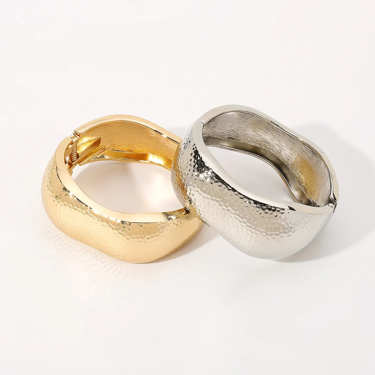 2024 New Arrival Fashion Cheap Wholesale Geometric Hammer Texture Geometric Bracelet Irregular Spring Open Wide Gold Bangle