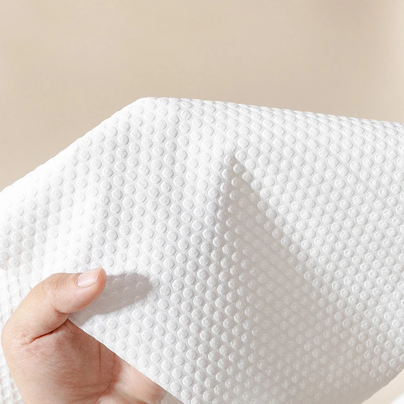 Абсорбирующее и быстросохнущее белое тисненое одноразовое полотенце для салона педикюра спа
