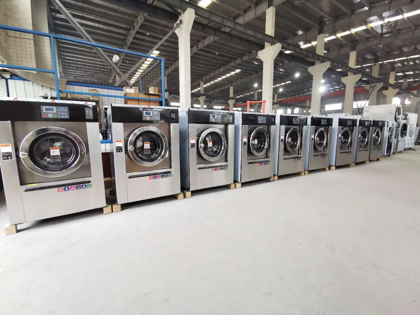 Automatic industrial clothes washing machine with large capacity