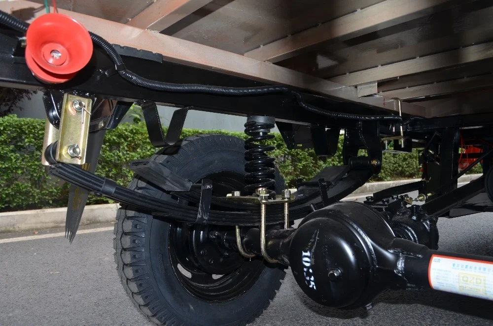 Promotional motorized gas powered cargo tricycle/three wheel motorcycle with cabin for adult