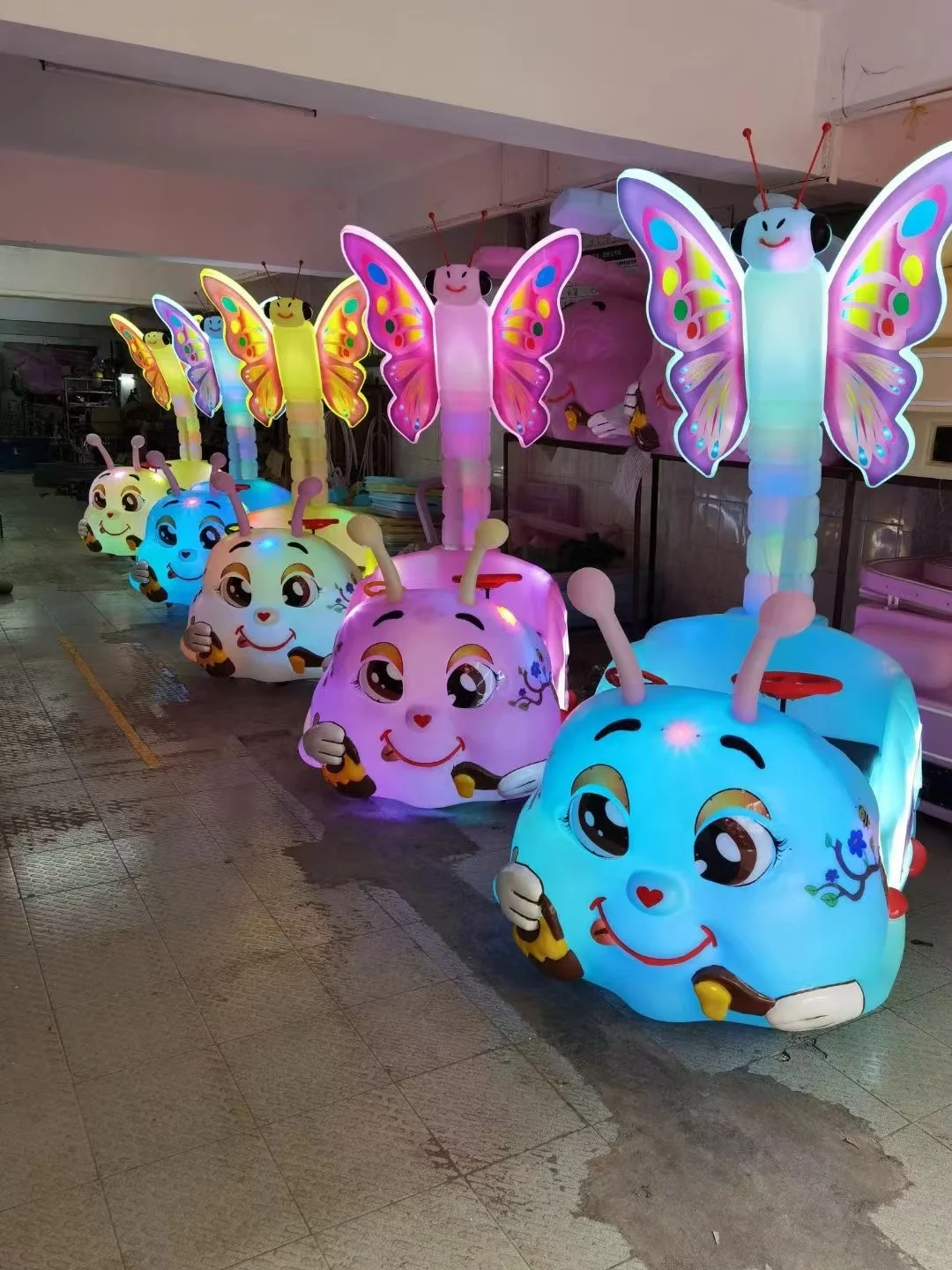 Красивая красочная детская машинка для катания на игрушках
