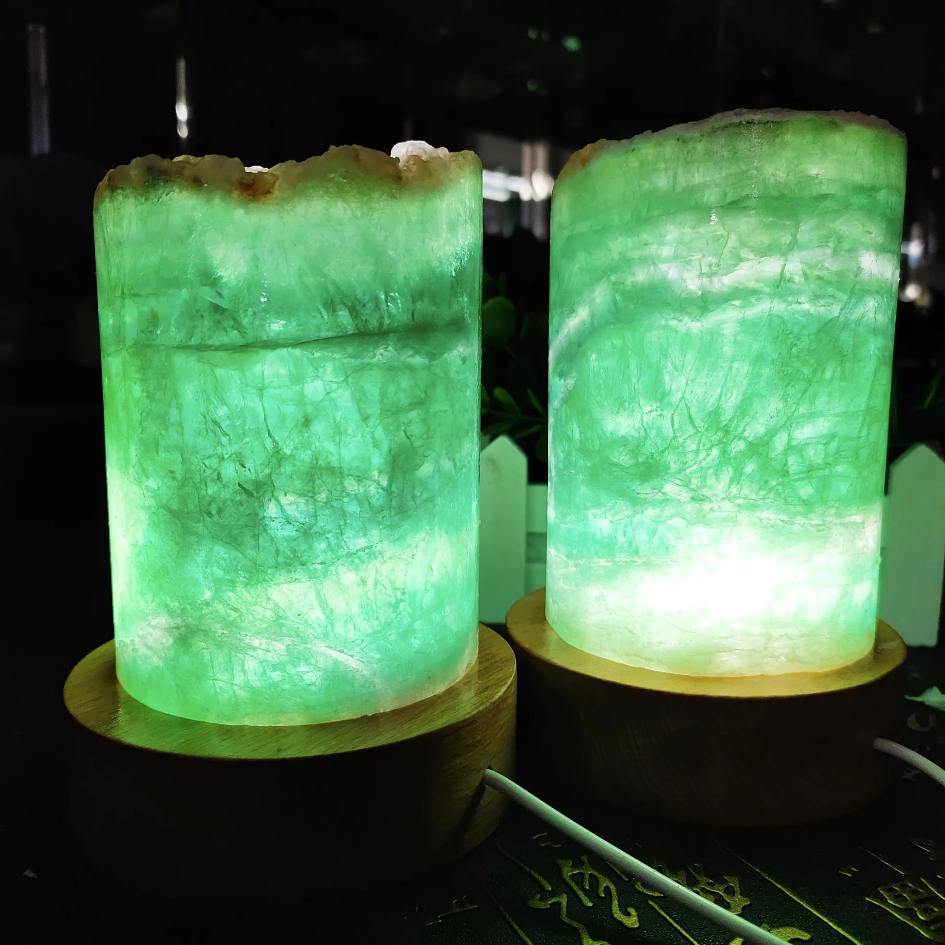  New arrivals polished healing crystals natural quartz crystal rainbow stripe fluorite lamp for modern