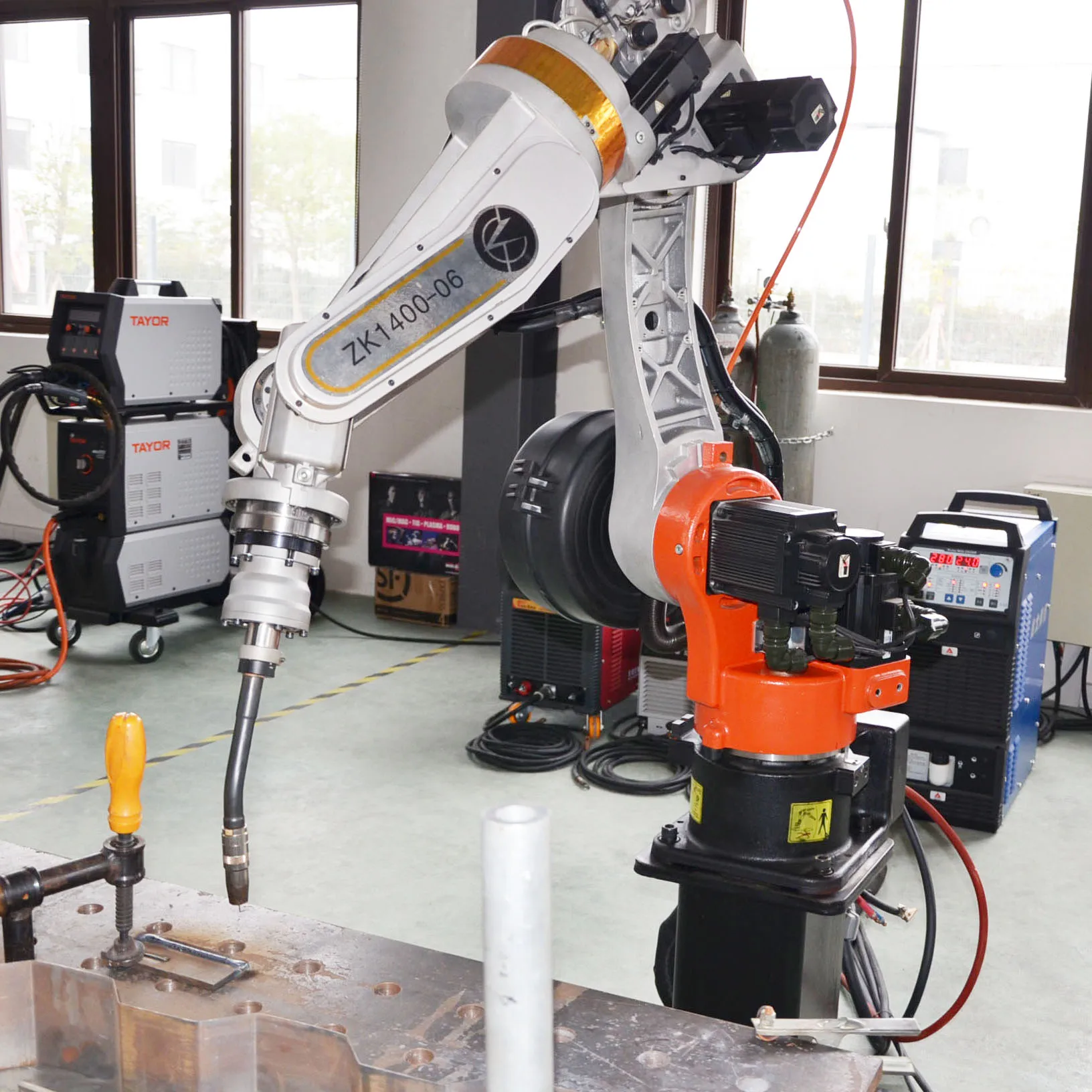 Industrial Arm Manipulator MIG Welding Robot 1400mm Aluminum CNC Arc Welding Robot With Servo Motor