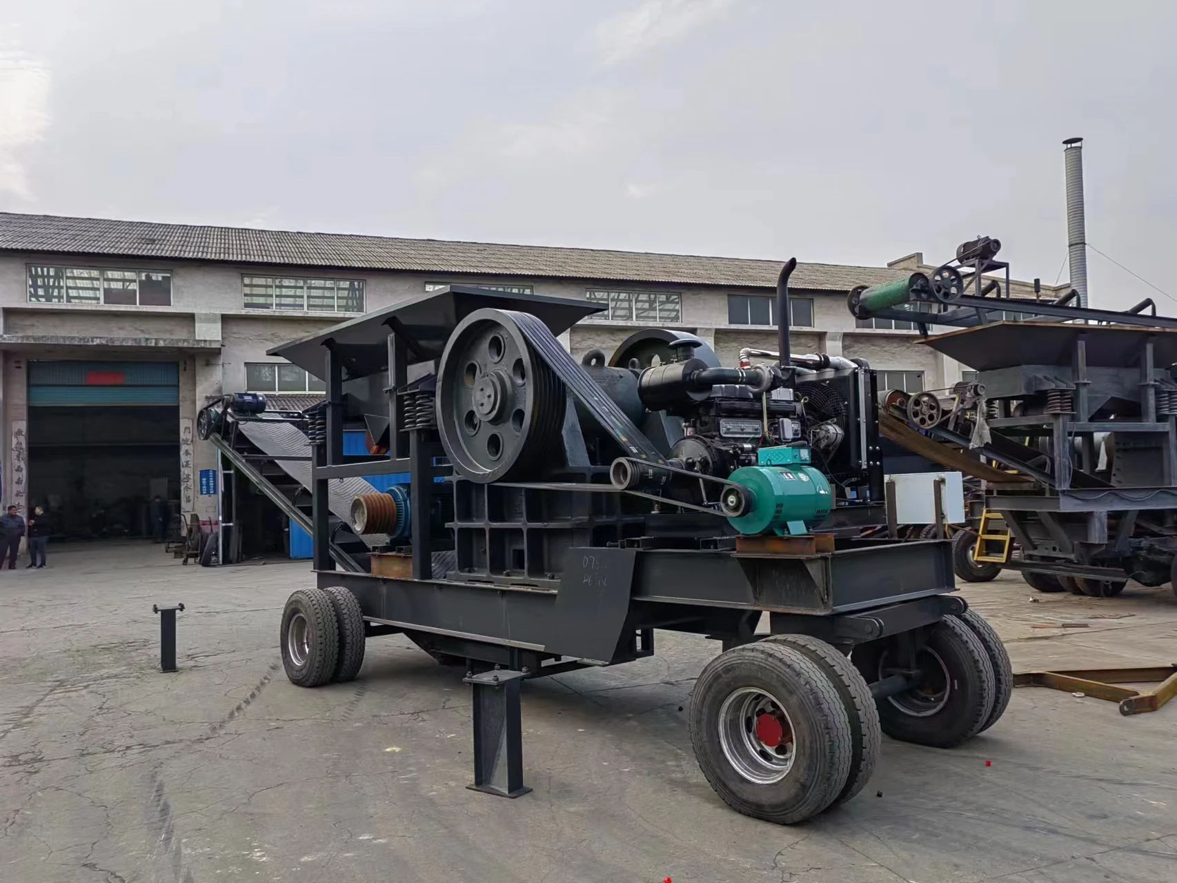 Mining diesel version crushing mobile vehicle stone jaw crusher