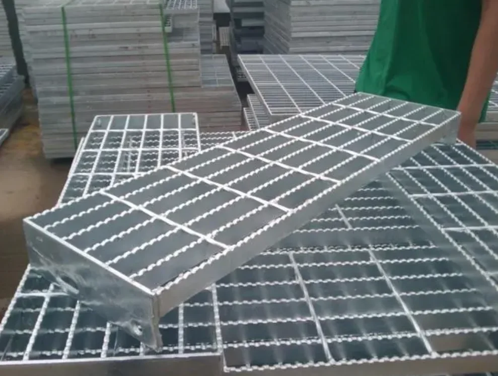 Industrial Use Steel Stair Treads for Step Ladders Factory Supply Grating Galvanized Stairs Outdoor Tread