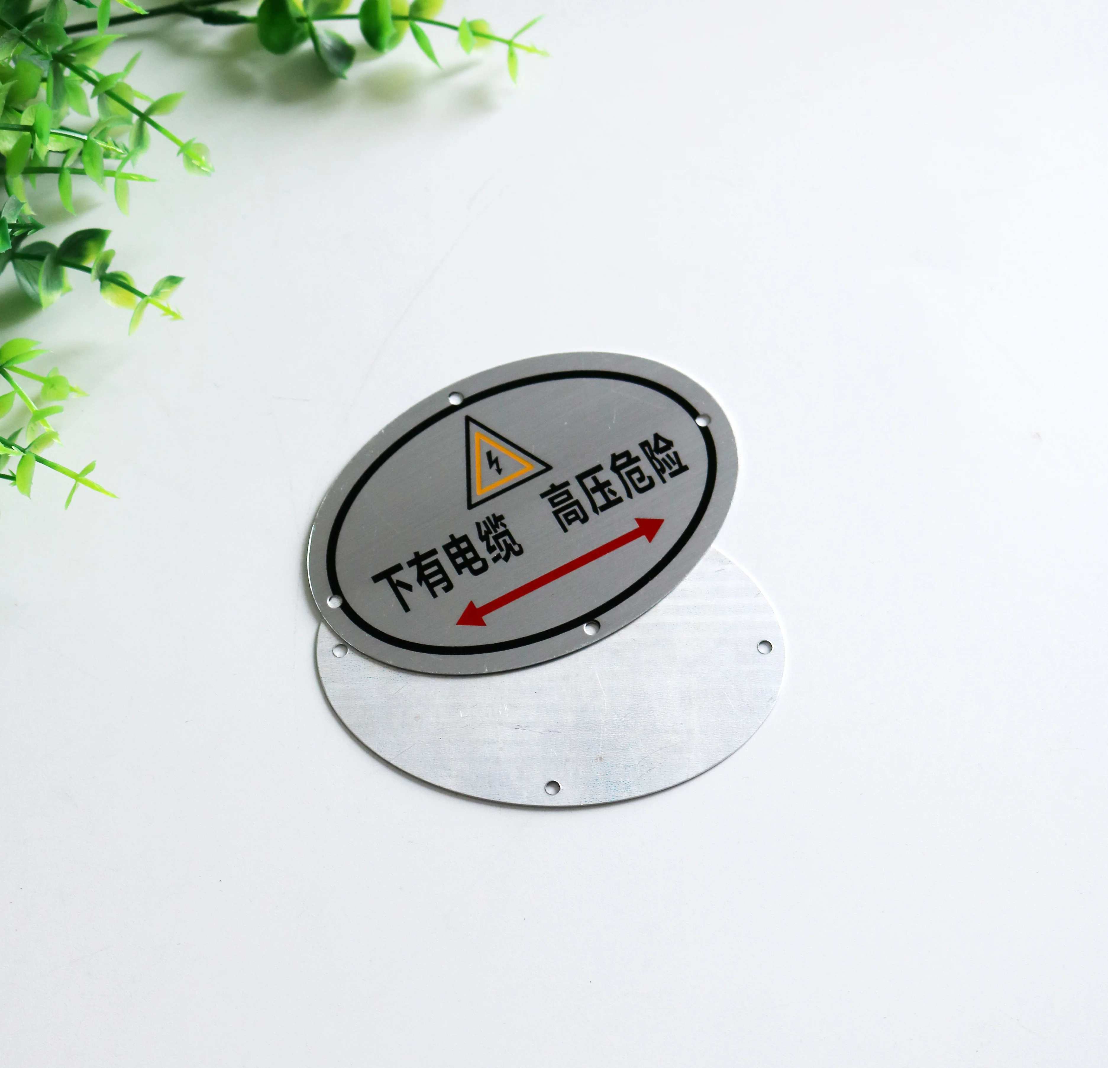 Изысканная металлическая табличка