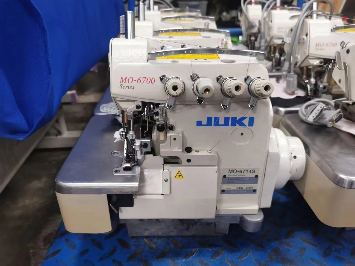 Бывшая в употреблении швейная машина с двойной иглой 6700 серия jaksi MO-6714/6716S 4/5 ниток предохранительной оверлочкой