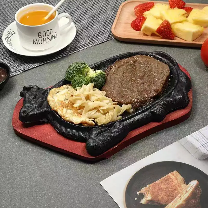 Cast iron sizzler plate cow shape steak pan outdoor cookware sizzling steak plate sizzling plate with wooden base