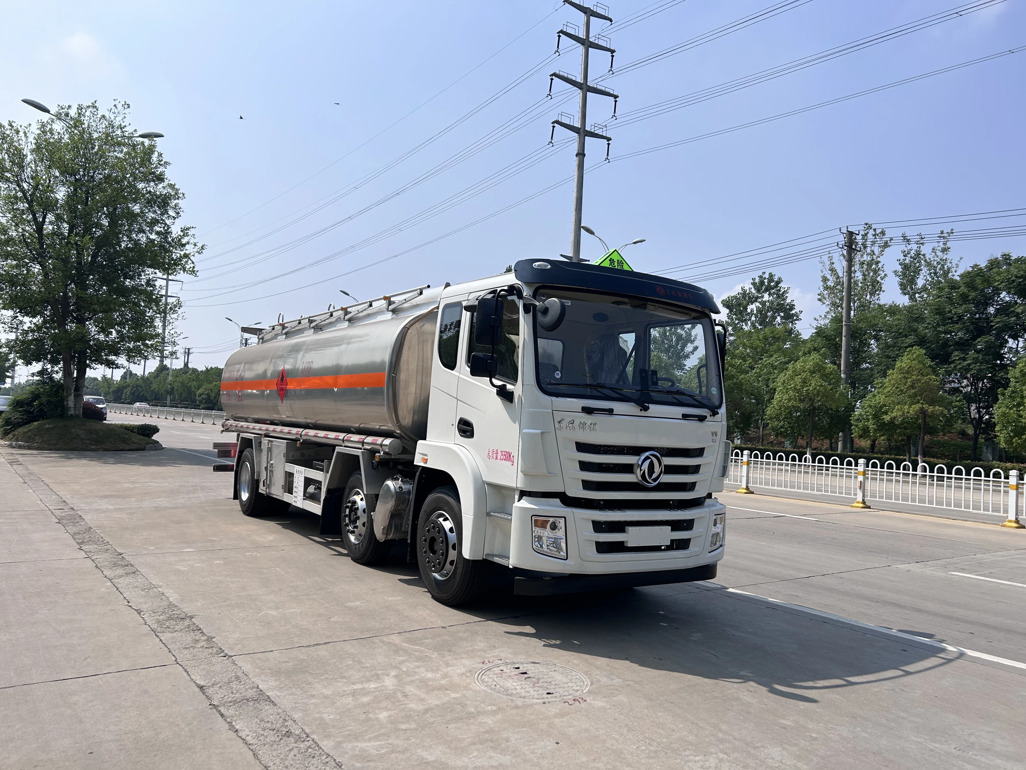 Дешевые 4*2 25 3 кубических метров Dongfang Tianjin небольшой трехосный топливный танкер для продажи