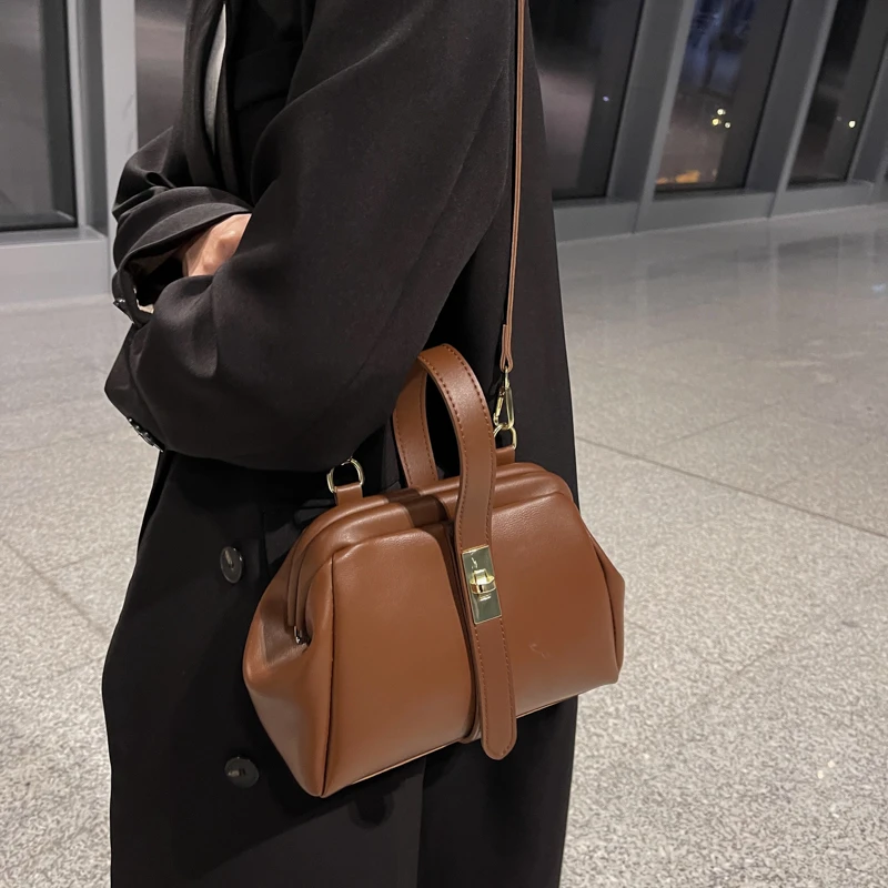 Korean Style Small Handbags 2022 Young Lady Fashion Design Bags Ladies Hot Sell Popular Purses For Woman